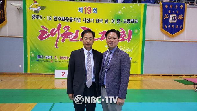 런트 수지 아버지 배완영 관장(오른쪽)이 15일 광주빛고을체육관에서 개회된 제19회 광주민주화운동기념 전국남녀중.고태권도대회에서 백성조 대한태권도협회 영상판독부장과 함께하고 있다.