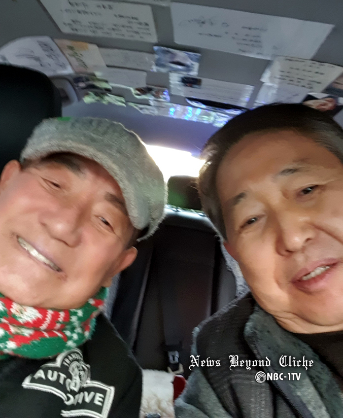 12일 오후, 자신이 운전하는 택시에서 방송인 뽀빠이 이상룡과 포즈를 취하고 있는 정녹현씨