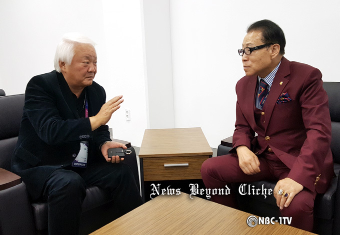 제103회 전국체육대회 태권도 경기장 VIP룸에서 김경덕 경기도태권도협회(오른쪽)이 김세혁 대한태권도협회 부회장과 대화를 나누고 있다.