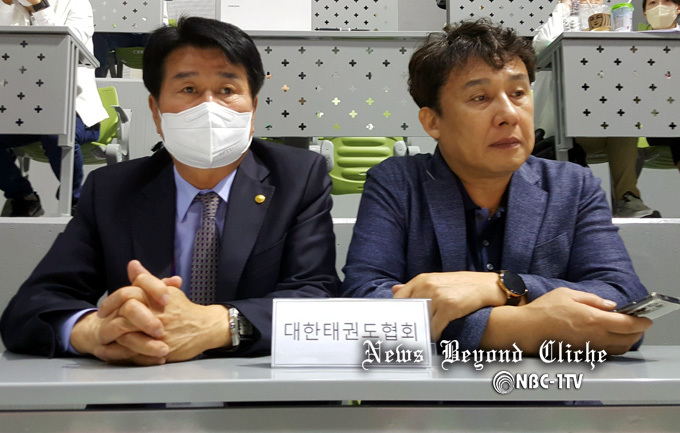 제103회 전국체육대회 태권도 경기장에서 이영석 광주광역시태권도협회장(왼쪽)이 신재근 카타르 사범과 경기를 관전하고 있다.