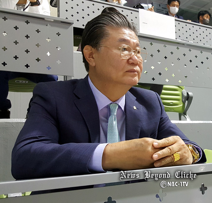 제103회 전국체육대회 태권도 경기장에서 임종남 경기도태권도협회 행정부회장이 경기를 분석하고 있다.
