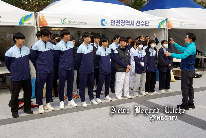 제103회 전국체육대회 태권도 경기장에서 박운서 인천광역시태권도협회 실무부회장이 선수들을 격려하고 있다.