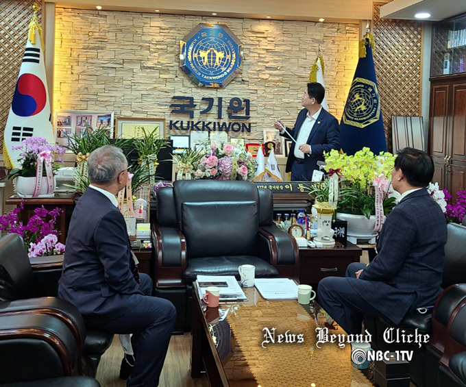 김진호 충남태권도협회장과 김영근 전무이사가 27일 오전 국기원을 방문해 이동섭 원장의 설명을 듣고 있다(가운데서 시계방향으로 이동섭 원장, 김영근 전무이사, 김진호 회장).