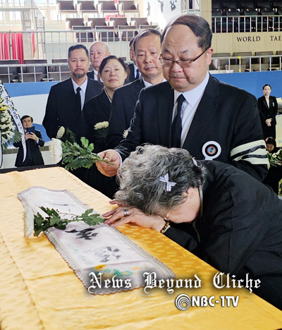 고인의 배우자 김흥숙 여사가 영전에 헌화를 하면서 오열하고 있다.