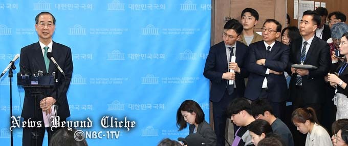 한덕수 전 국무총리가 2일 제21대 대통령선거 출마를 선언을 한 뒤 기자들의 질문을 받고 있다.