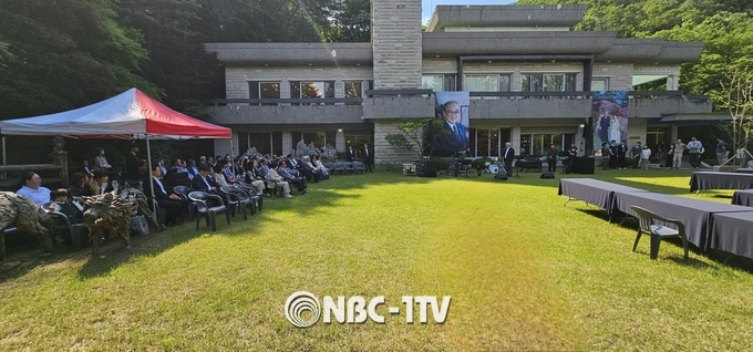 추도음악회에서 오정명 여사 장남 조정원 총재가 유족 인사를 하고 있다.
