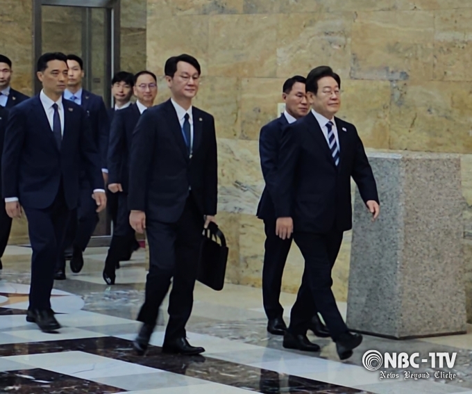 시정연설 위해 국회 본회의장 입장하는 이재명 대통령