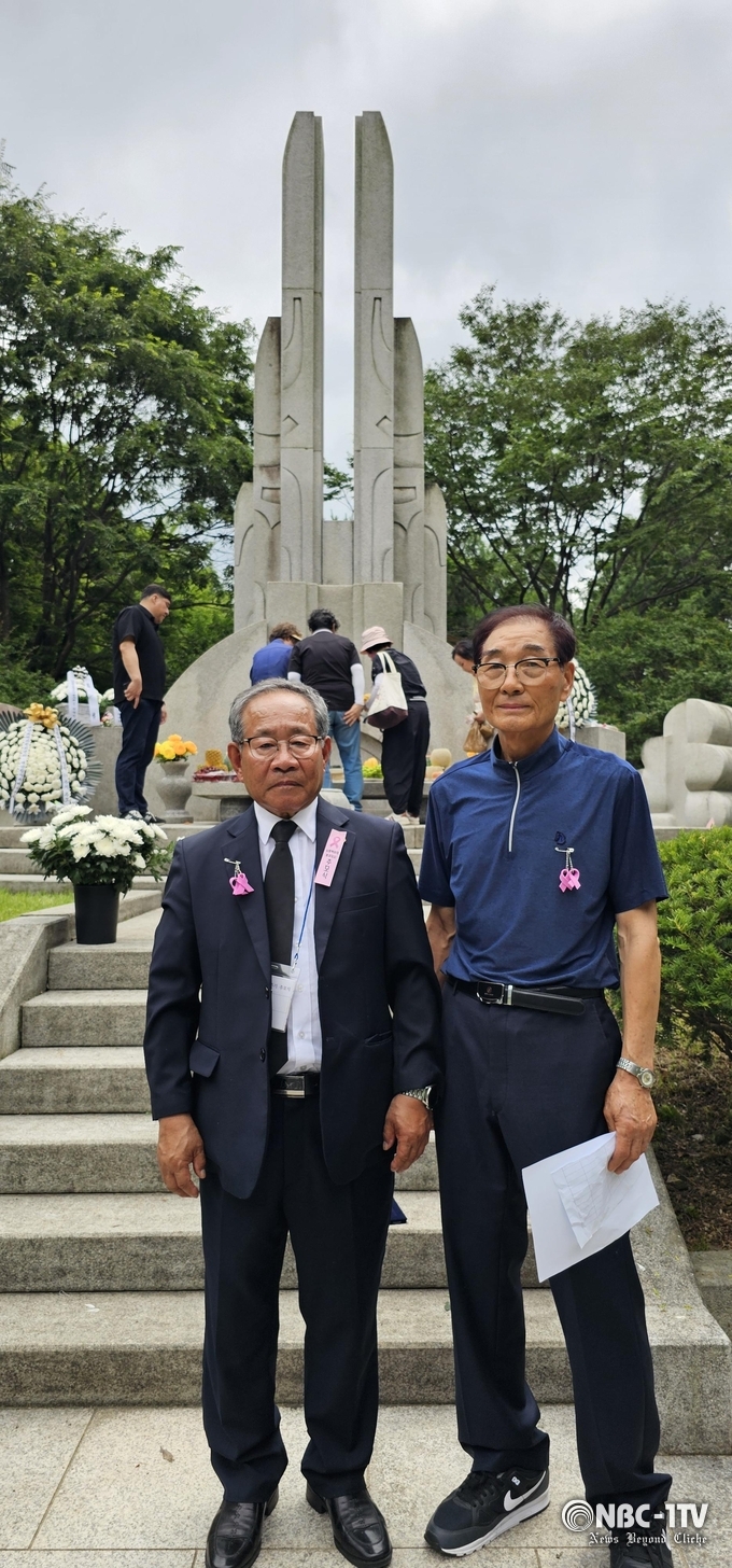임기를 마친 손영수 회장(왼쪽)이 새롭게 추대된 김판옥 회장에게 축하덕담을 하고 있다.