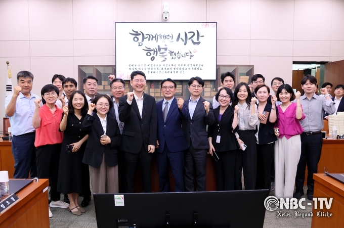 전완희 전문위원이 퇴임식을 마친 후 축하인사들과 기념촬영을 하고 있다.