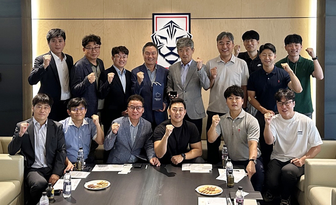 대한축구협회와 중앙행정기관 축구연합회는 25일 오후, 대한축구협회에서 간담회를 가진 후 기념촬영을 하고 있다.