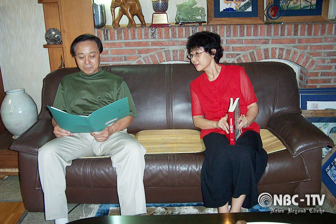 2006년 가을, 이규석 아시아태권도연맹 선임부회장이 자택에서 부인 김소선 여사와 망중한을 보내고 있다.