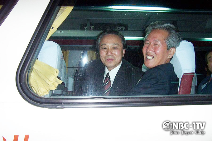 2002년 북한태권도시범단 방한때 이규석 아시아태권도연맹 사무총장이 북한 임원과 버스에 동승한 모습.