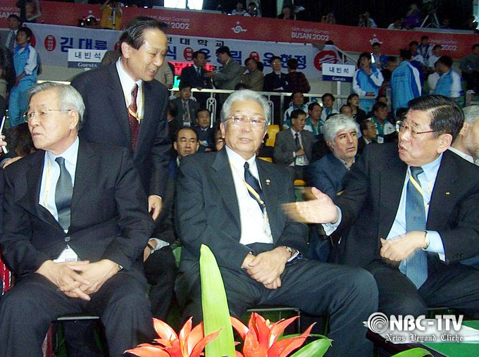 2002년 10월, 이규석 아시아태권도연맹 사무총장(뒷쪽)이 부산아시안게임에 참석한 북한의 장웅 IOC 위원과 인사를 나누고 있다.