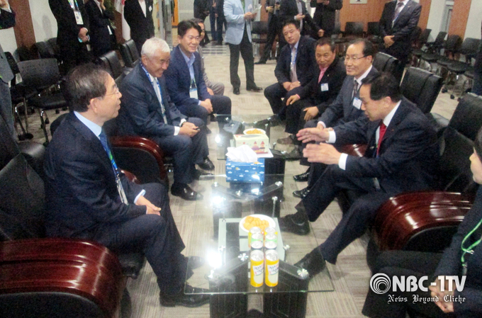 2014년 10월 2일 이규석 아시아태권도연맹 회장이 인천 아시안게임 태권도경기장 귀빈석에서 박원순 서울시장과 대화하는 모습.