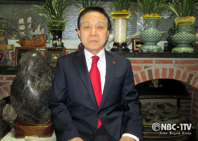 2015년 2월 19일 설날, 이규석 아시아태권도연맹 회장이 자택에서 방문객들을 맞이하고 있다.