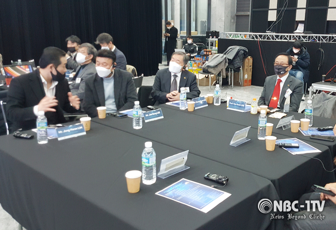 2021년 11월 27일, 이규석 아시아태권도연맹 회장이 ASSA빌딩 스튜디오에서 진행된 아시아태권도연맹 주최 '온라인 국제컨퍼런스'에 참석하고 있다.