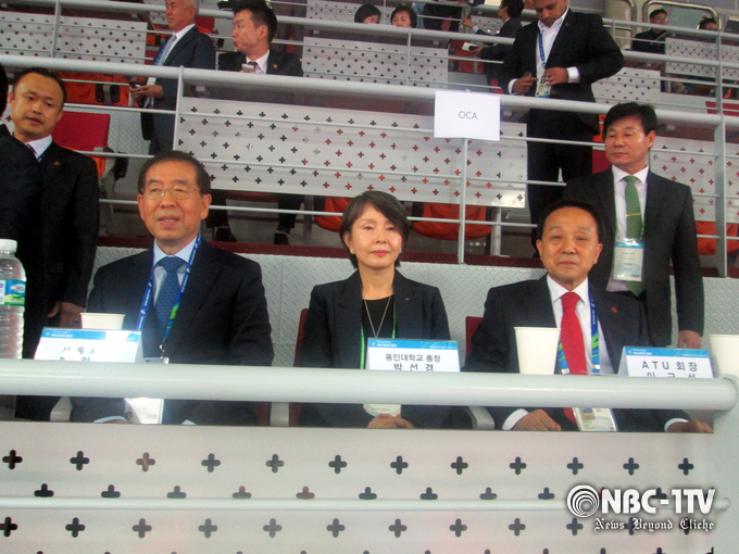 2014년 10월 2일 이규석 아시아태권도연맹 회장(오른쪽)이 인천 아시안게임 태권도경기장 귀빈석에서 박원순 서울시장과 대화하는 모습.