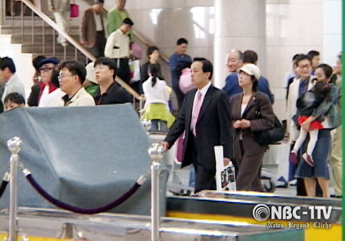 2006년 5월 5일, 이규석 아시아태권도연맹 선임부회장이 부인 김소선 여사와 함께 담양군 홍보대사 위촉식에 참석하기 위해 광주공항을 빠져나오고 있다.