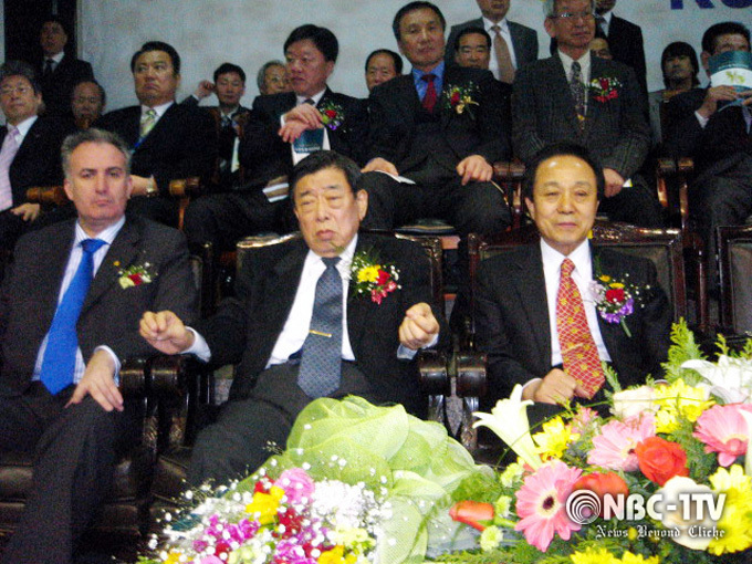 이규석 아시아태권도연맹 선임부회장(오른쪽)이 김운용 전 IOC 부위원장과 2007년 3월 1일 국기원에서 열린 자신의 정년기념 태권도대회를 지켜보고 있다.