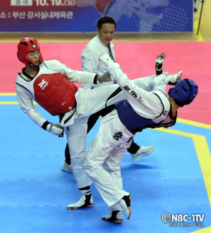 14일 부산 강서실내체육관에서 시작된 태권도경기에서 선수들이 자웅을 겨루고 있다.