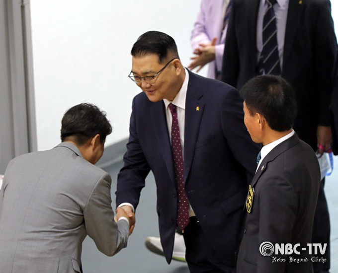 14일 오후, 태권도경기가 열리고 있는 부산 강서실내체육관을 찾은 김평 경기도태권도협회장(가운데)이 관계자들과 악수를 나누고 있다.