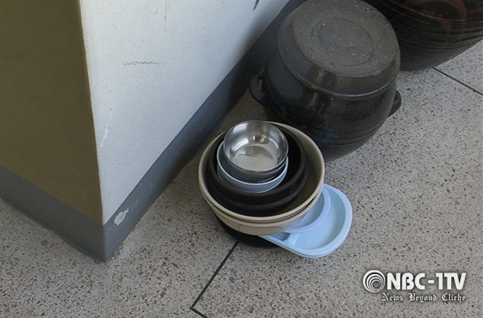 2006년 2월 21일 이규석 아시아태권도연맹 선임부회장 자택 앞 복도에 놓인 배달 음식 그릇의 청결함이 감동적이다.