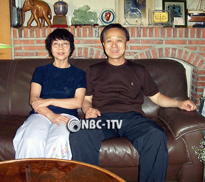 2006년 여름, 이규석 아시아태권도연맹 선임부회장이 자택에서 부인 김소선 여사와 망중한을 보내고 있다.