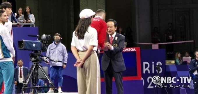 2016년 7월 24일, 제31회 리우 올림픽 태권도종목 시상식에서 이규석 아시아태권도연맹 회장이 아프리카 코트디부아르선수에게 금메달을 시상하고 있다.