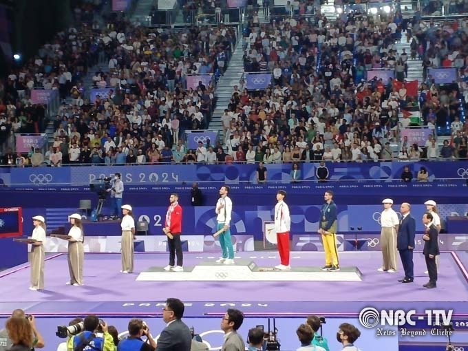 2024년 7월, 제33회 파리 올림픽 태권도경기 시상식에서 이규석 세계태권도연맹 부총재가 입상 선수들에게 시상하고 있다.