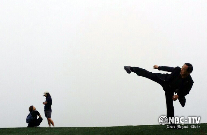 이규석 세계태권도연맹 부총재 겸 아시아태권도연맹 회장이 올림픽공원에서 발차기 하는 모습을 부인 김소선 여사가 찍은 작품.