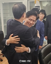 국힘 당사에서 축하 포옹하는 김문수 후보와 한덕수 전 총리