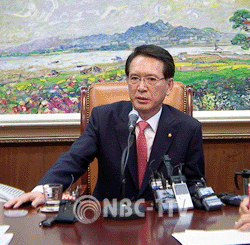 퇴임 기자회견하는 김형오 국회 의장