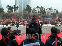 외환은행 노조가 5일 오후 서울 여의도공원 문화의 마당에서 하나금융 합병저지 반대집회를 갖고 있다.