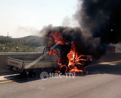 호남고속도로 하행선 백양사 앞 도로에서 붙타고 있는 1톤 트럭