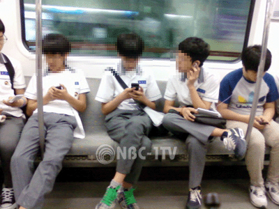 격세지감(隔世之感), 핸드폰 없인 못사는 청소년들