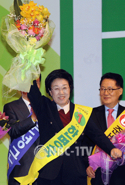 당 대표로 선출된 한명숙 후보가 밝은 표정으로 당원들에게 답례하고 있다.