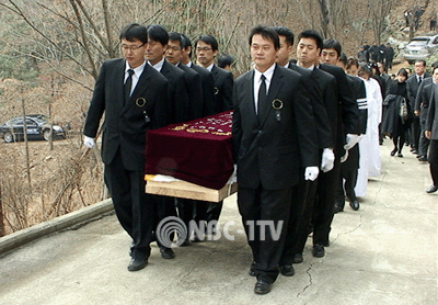 묘지로 이동하고 있는 고 조용식 박사 운구행렬