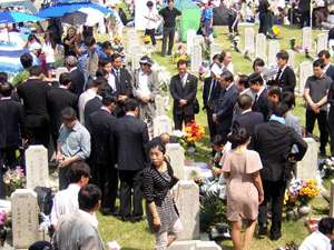 현충원 유공자묘역 참배하는 단체 참배객들