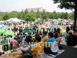 6일 오전 제57회 현충일을 맞아 서울 동작동 국립서울현충원을 찾은 시민들의 모습.