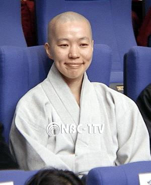 수 치 여사 서울대 학위수여식 기다리는 스님