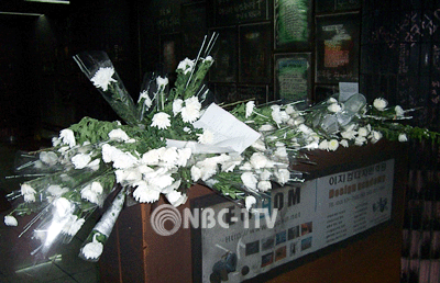 대구지하철 참사 현장에 유가족들이 놓고 간 조화들