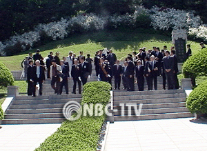 박정희 대통령 내외 묘소 참배하는 제48회 5·16민족상 수상자들