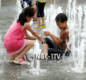 광화문 광장 수대에서 피서 즐기는 어린이들