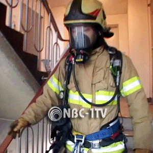 청구한라아파트 화재 현장 검색하고 있는 119구조대원