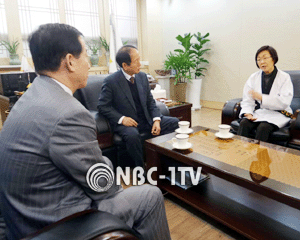 정만순 국기원 원장과 대화 나누는 신연희 강남구청장