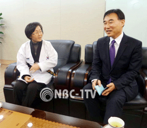 신연희 강남구청장(왼쪽)과 김효길 복지문화국장