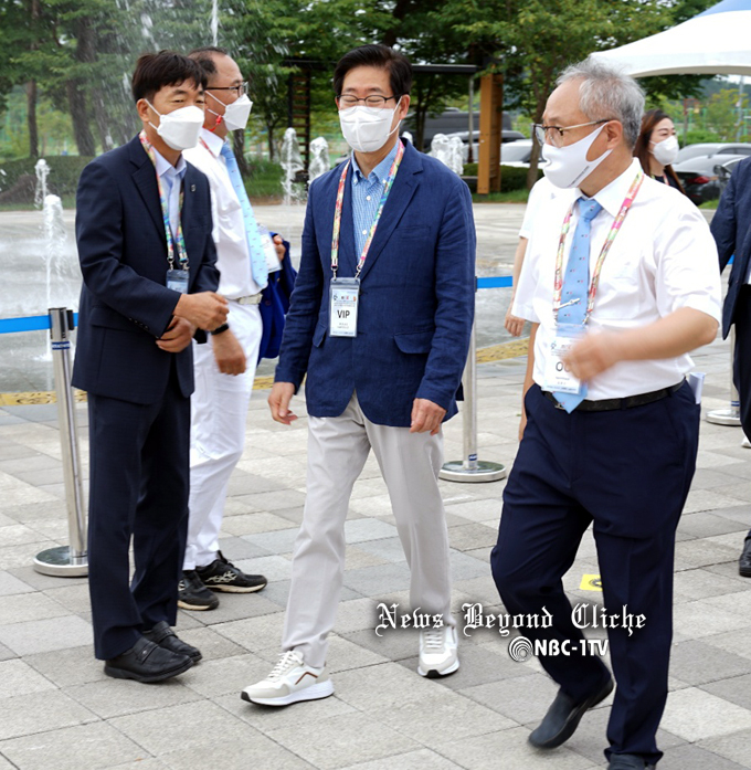 14일 오전 양승조 충남도지사가 2021 대전MBC배국제오픈태권도대회 김영근 조직위원장의 영접을 받으며 개막식장으로 이동하고 있다. 사진=정준수 