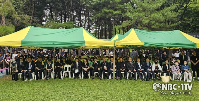 우원식 국회의장 등 추모객들이 추모식에 참석하고 있다.