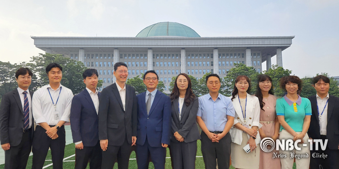 4일 오후 4시, 문화체육관광위원회 회의실에서 열린 전완희 전문위원(왼쪽) 퇴임식후 국회축구회 장만수 회장이 기념 꽃다발을 전달하고 있다. -사진제공 국회 외교통상위 백장운 과장-