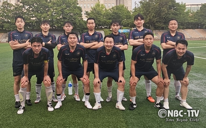 사무처와의 수중전에서 5대 0 완승으로 국회리그 선두에 오른 보좌진이 승리컷을 하고 있다.